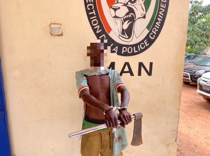 C'est avec cette hache que T. E. a mis fin à la vie de son géniteur C'est avec cette hache que T. E. a mis fin à la vie de son géniteur