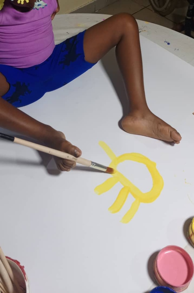 Une handicapée dessinant avec ses pieds Une handicapée dessinant avec ses pieds