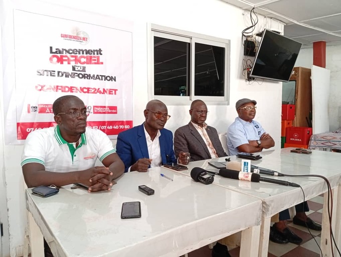 M. Ladji Sanogo ( en costume bleu), patron de Confidence 24.net M. Ladji Sanogo ( en costume bleu), patron de Confidence 24.net