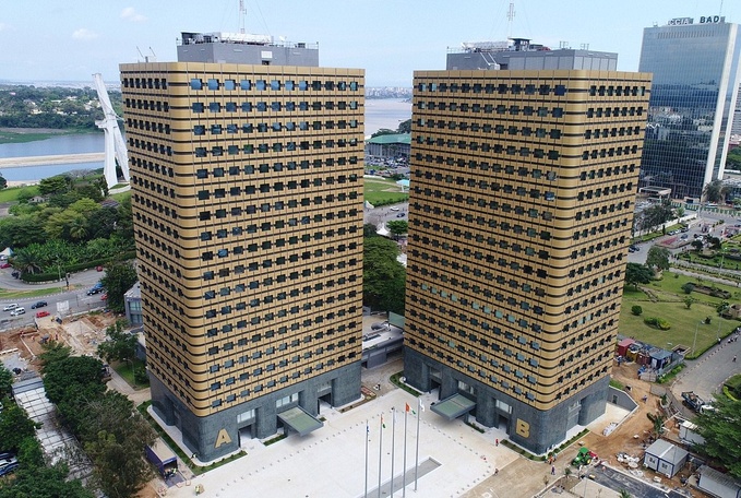 Sinistre au Plateau/ La Tour E en flamme/ Plusieurs véhicules partent en fumée Sinistre au Plateau/ La Tour E en flamme/ Plusieurs véhicules partent en fumée