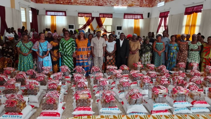 Dabou/Programme de "Popote familiale"/ 50 familles reçoivent des vivres et non vivres. Dabou/Programme de "Popote familiale"/ 50 familles reçoivent des vivres et non vivres.