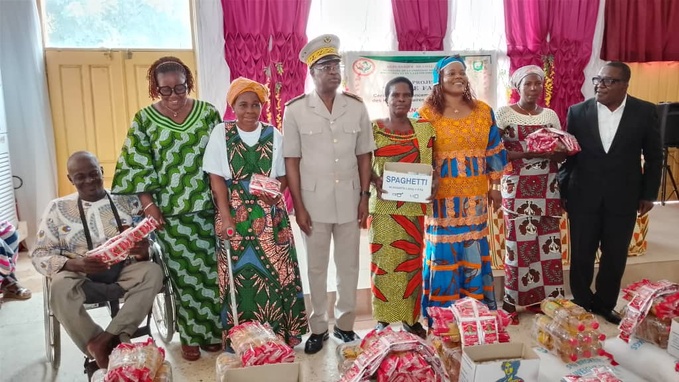 Dabou/Programme de "Popote familiale"/ 50 familles reçoivent des vivres et non vivres. Dabou/Programme de "Popote familiale"/ 50 familles reçoivent des vivres et non vivres.