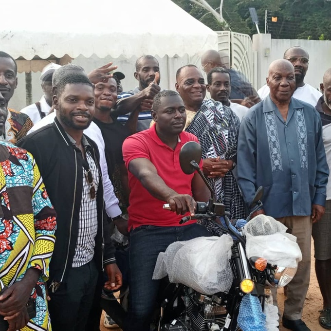Dabou/Présidentielle 2025/ Le ministre gouverneur Vincent Lohoues remet une moto à la jeunesse communale Rhdp Dabou/Présidentielle 2025/ Le ministre gouverneur Vincent Lohoues remet une moto à la jeunesse communale Rhdp