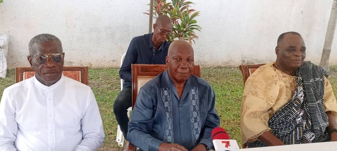 Dabou/Présidentielle 2025/ Le ministre gouverneur Vincent Lohoues remet une moto à la jeunesse communale Rhdp Dabou/Présidentielle 2025/ Le ministre gouverneur Vincent Lohoues remet une moto à la jeunesse communale Rhdp