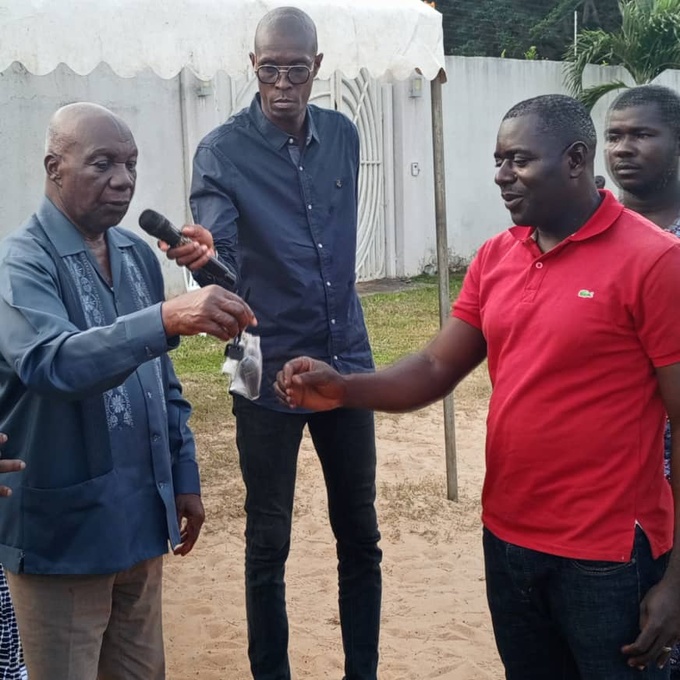 Dabou/Présidentielle 2025/ Le ministre gouverneur Vincent Lohoues remet une moto à la jeunesse communale Rhdp Dabou/Présidentielle 2025/ Le ministre gouverneur Vincent Lohoues remet une moto à la jeunesse communale Rhdp