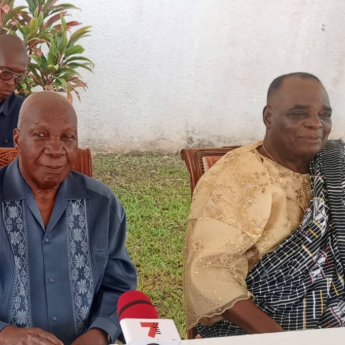 Dabou/Présidentielle 2025/ Le ministre gouverneur Vincent Lohoues remet une moto à la jeunesse communale Rhdp Dabou/Présidentielle 2025/ Le ministre gouverneur Vincent Lohoues remet une moto à la jeunesse communale Rhdp