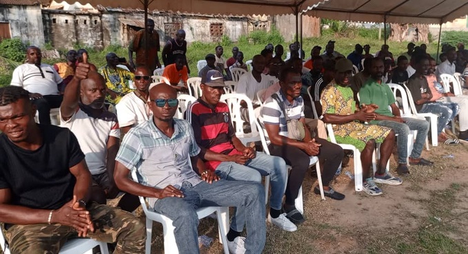 Dabou/Présidentielle 2025/ Le ministre gouverneur Vincent Lohoues remet une moto à la jeunesse communale Rhdp Dabou/Présidentielle 2025/ Le ministre gouverneur Vincent Lohoues remet une moto à la jeunesse communale Rhdp