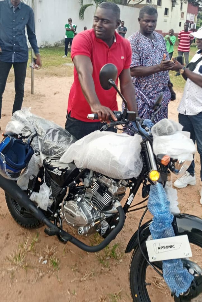 Dabou/Présidentielle 2025/ Le ministre gouverneur Vincent Lohoues remet une moto à la jeunesse communale  Rhdp