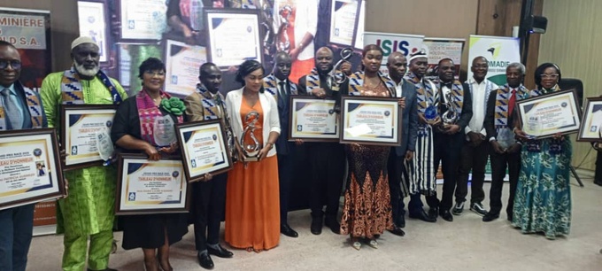 Awards du Race/ Pour ses actions en faveur des femmes et des jeunes, le maire de Dabou distingué Awards du Race/ Pour ses actions en faveur des femmes et des jeunes, le maire de Dabou distingué