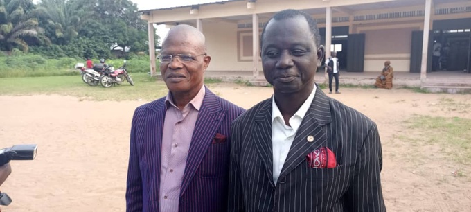 Le diacre Foua Bi (à gauche), parrain de la cérémonie et le révérend pasteur Kouassi Dangui Bertin, responsable régional de Epbomi Le diacre Foua Bi (à gauche), parrain de la cérémonie et le révérend pasteur Kouassi Dangui Bertin, responsable régional de Epbomi