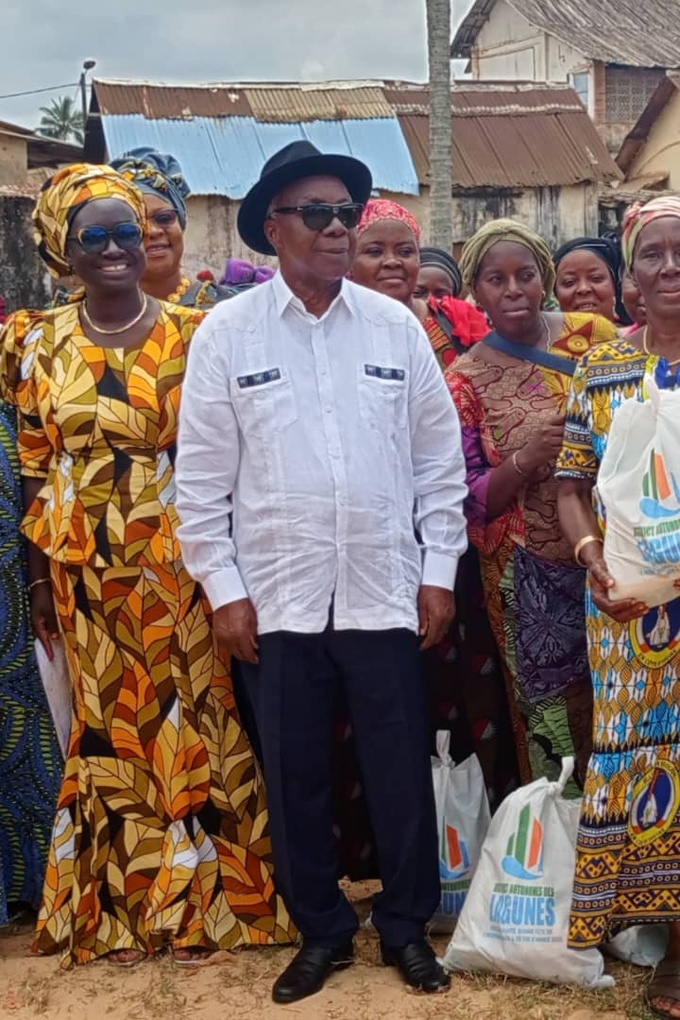 Dabou/ Célébration des 65 ans de l'indépendance/ Le ministre gouverneur offre 950 kits alimentaires aux femmes. Dabou/ Célébration des 65 ans de l'indépendance/ Le ministre gouverneur offre 950 kits alimentaires aux femmes.