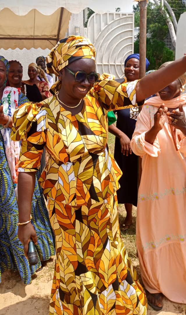 Dabou/ Célébration des 65 ans de l'indépendance/ Le ministre gouverneur offre 950 kits alimentaires aux femmes. Dabou/ Célébration des 65 ans de l'indépendance/ Le ministre gouverneur offre 950 kits alimentaires aux femmes.