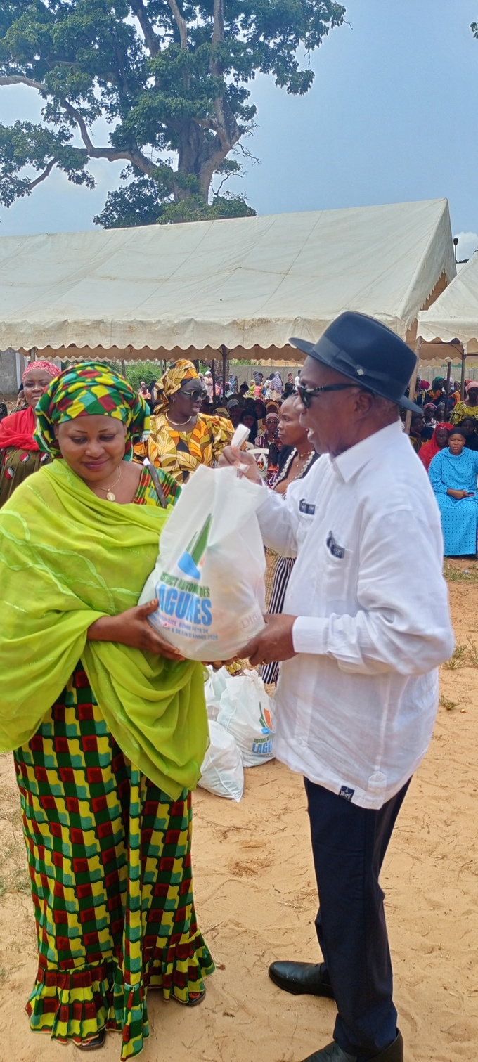 Dabou/ Célébration des 65 ans de l'indépendance/ Le ministre gouverneur offre 950 kits alimentaires aux femmes.