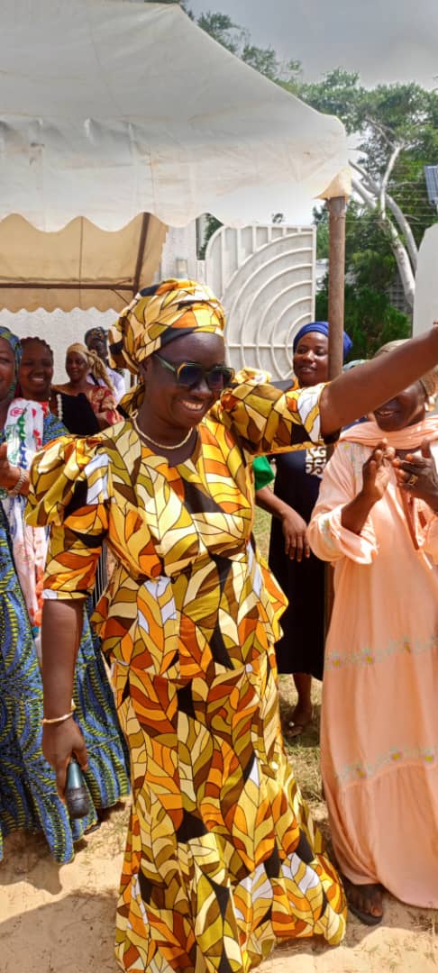 Jacqueville/ La Présidente régionale du Rhdp met les femmes d'Irobo et Kouassikro en ordre de bataille pour la victoire d'Alassane Ouattara au premier tour. Jacqueville/ La Présidente régionale du Rhdp met les femmes d'Irobo et Kouassikro en ordre de bataille pour la victoire d'Alassane Ouattara au premier tour.
