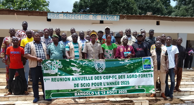 Légende photo : des paysans de la forêt classée de Scio posant aux côtés des agents de la SODEFOR et du sous-préfet de Kahen-Zarabaon, à l’issue de la rencontre.