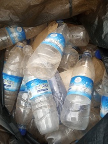 Derrière les paillettes du Djaka festival, le défi des déchets Derrière les paillettes du Djaka festival, le défi des déchets