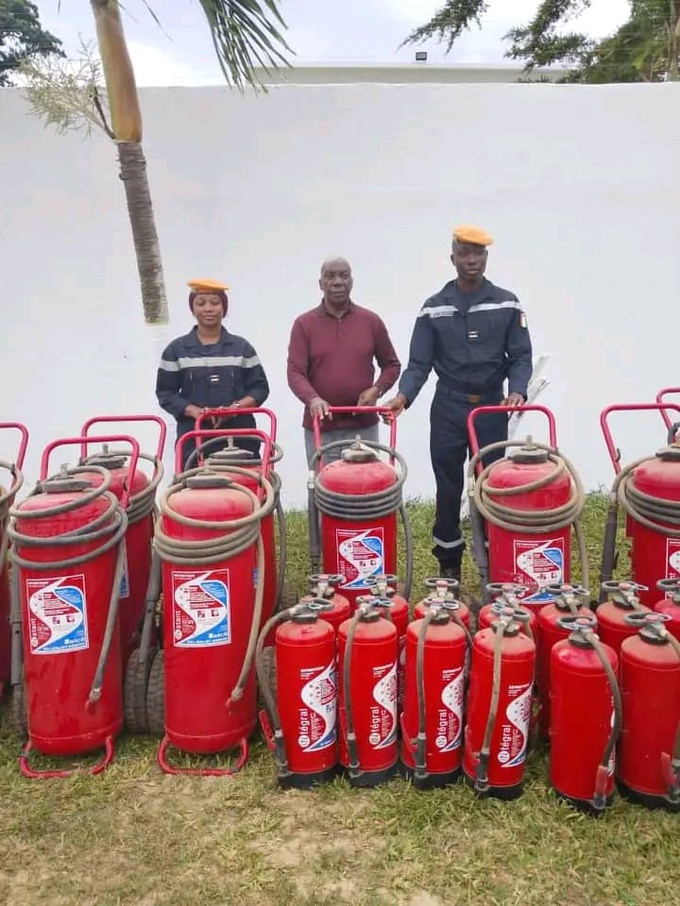 Le ministre gouverneur Vincent Lohoues remettant les extincteurs au commandant Dagnogo Le ministre gouverneur Vincent Lohoues remettant les extincteurs au commandant Dagnogo