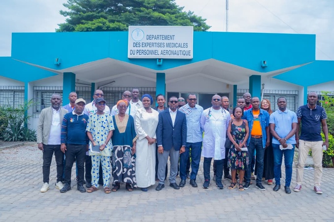 photo de famille  ( journalistes et Directeur du CERMA M. Hermann Ollo au Centre)