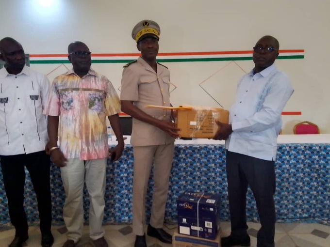 Korhogo/ Une mutuelle vole au secours des enseignants à Napié/ Plusieurs lots de materiels didactiques offerts. Korhogo/ Une mutuelle vole au secours des enseignants à Napié/ Plusieurs lots de materiels didactiques offerts.