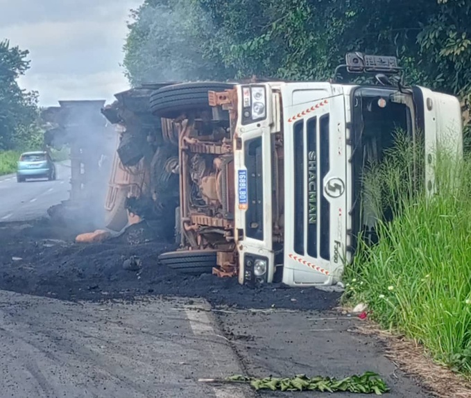 Dabou/  Plusieurs camions saccagés ou incendiés sur l'axe Dabou-San-Pedro par des individus non identifiés Dabou/  Plusieurs camions saccagés ou incendiés sur l'axe Dabou-San-Pedro par des individus non identifiés