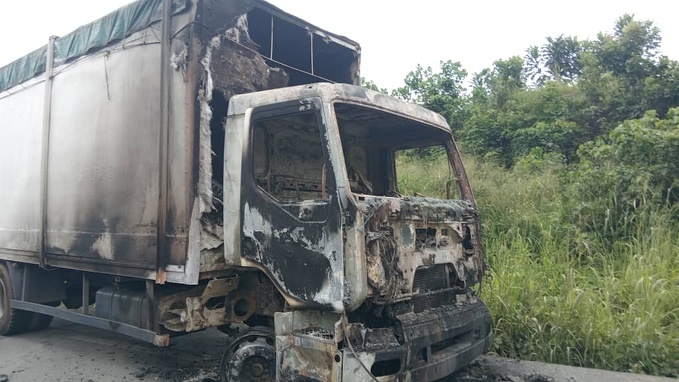 Dabou/  Plusieurs camions saccagés ou incendiés sur l'axe Dabou-San-Pedro par des individus non identifiés Dabou/  Plusieurs camions saccagés ou incendiés sur l'axe Dabou-San-Pedro par des individus non identifiés