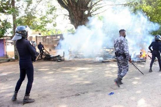Élections présidentielles/ Des manifestations violentes signalées, des lieux de vote paralysés ou incendiés et des commerces fermés. Élections présidentielles/ Des manifestations violentes signalées, des lieux de vote paralysés ou incendiés et des commerces fermés.