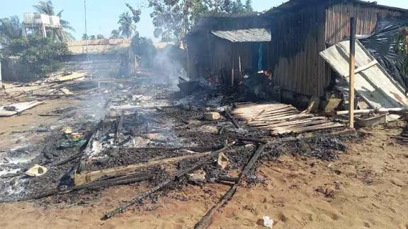 Oumé/ Lynché au domicile de son amante, un jeune paysan succombe à ses blessures. Des villageois saccagent plusieurs habitations en représailles.