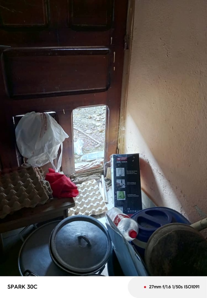 Le trou fait à la cuisine pour accéder au salon Le trou fait à la cuisine pour accéder au salon