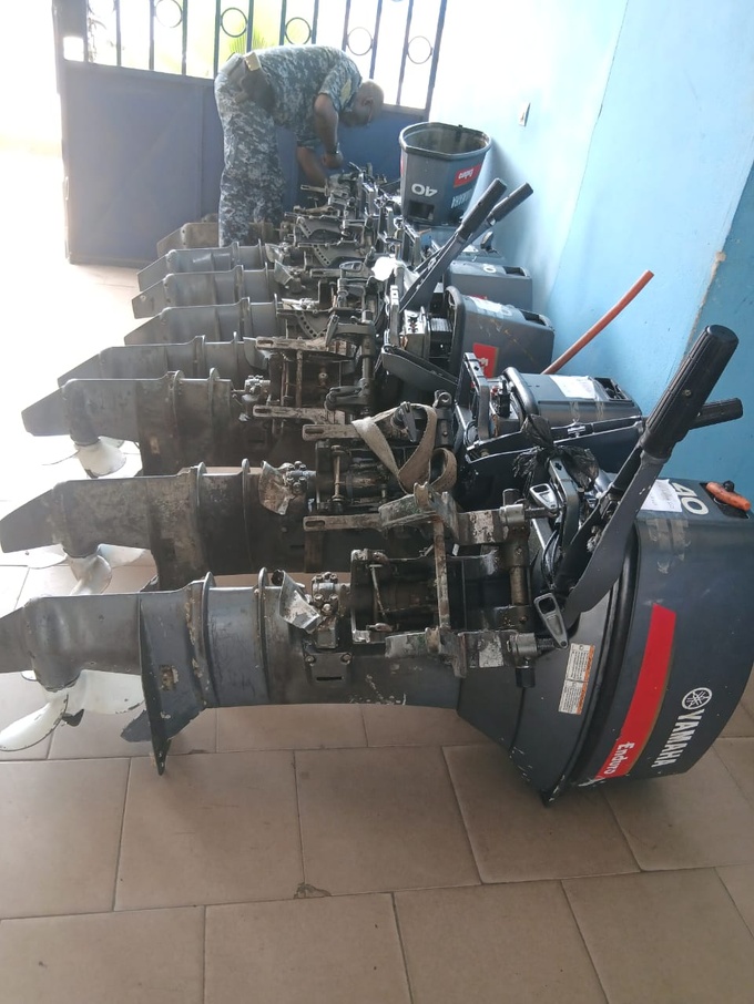 Une des moteurs des pinasses enlevés lors de l'opération Une des moteurs des pinasses enlevés lors de l'opération