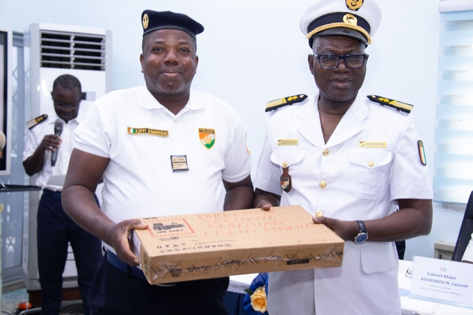 Le Dg de la Dgam, le colonel-major Kouassi Yao Julien( à droite) remettant du matériel à un bénéficiaire