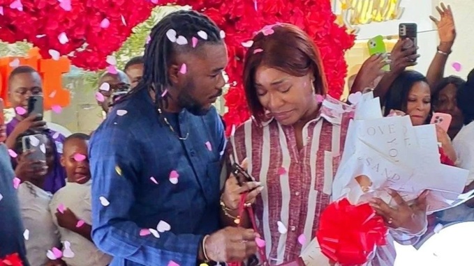 Demande en mariage surprise — Serey Dié a attendu Josey à l'aéroport Felix Houphouët-Boigny, bague en main, au retour de sa tournée au Togo. Credit photo © Senego.com