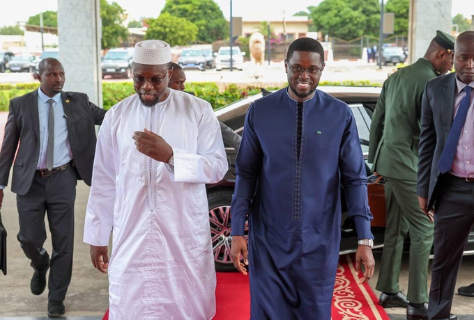 © AFP Par AFP Sénégal: le président Faye limoge le Premier ministre Ousmane Sonko Le président sénégalais, Bassirou Diomaye Faye, "a mis fin aux fonctions" de son Premier ministre et ancien mentor Ousmane Sonko et à celles de son gouvernement vendredi soir par décret, après des mois de tensions entre les deux hommes.