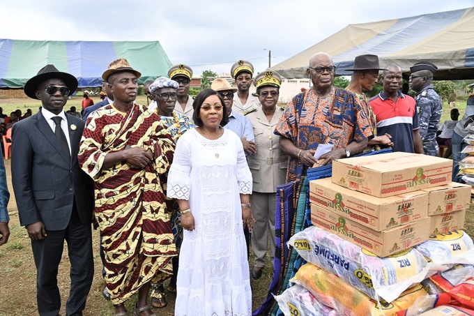 Drame de Liboli : à Grand-Lahou, la Première Dame Dominique Ouattara au chevet des familles endeuillées