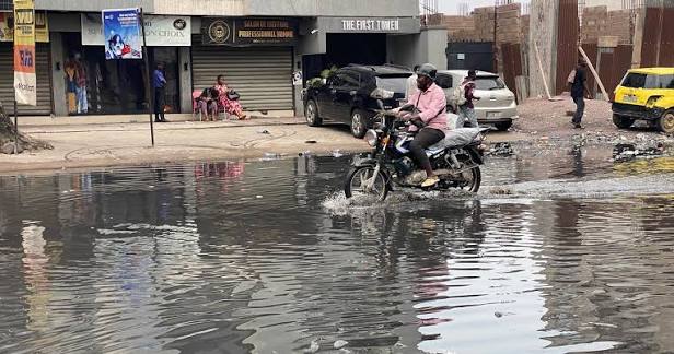 Inondations à Abidjan : l'INHP mobilise les quartiers de Port-Bouët contre le paludisme et la dengue