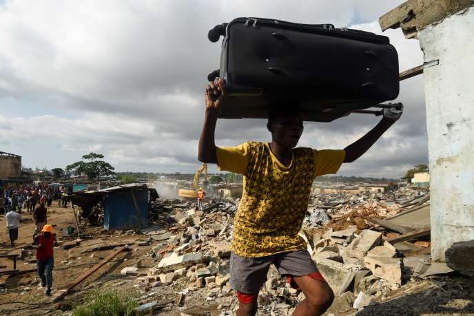 Un habitant de Boribana transporte ses affaires lors d’une opération de « déguerpissement », le 30 novembre 2019. SIA KAMBOU / AFP