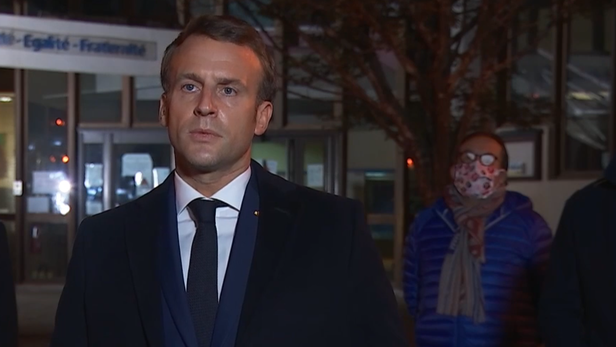 L'air grave, Emmanuel Macron a appelé la Nation à faire bloc face à l'obscurantisme islamiste. Capture d'écran Figaro Live