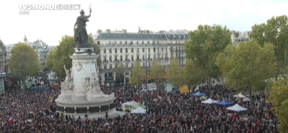 Enseignant décapité : Rassemblement place de la république, en France Enseignant décapité : Rassemblement place de la république, en France