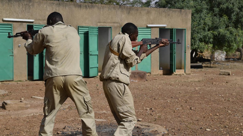 Des soldats burkinabés en plein entrainement[ISSOUF SANOGO / AFP]