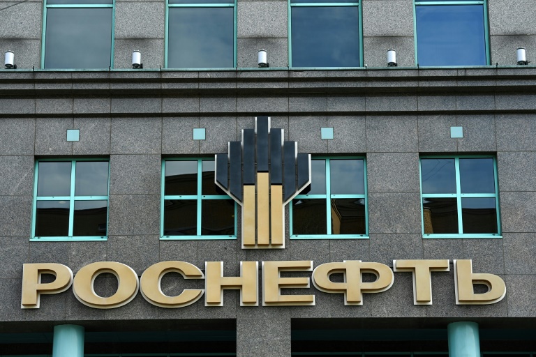Logo de la compagnie pétrolière russe Rosneft le 18 avril 2021 à Moscou. Kirill KUDRYAVTSEV / AFP