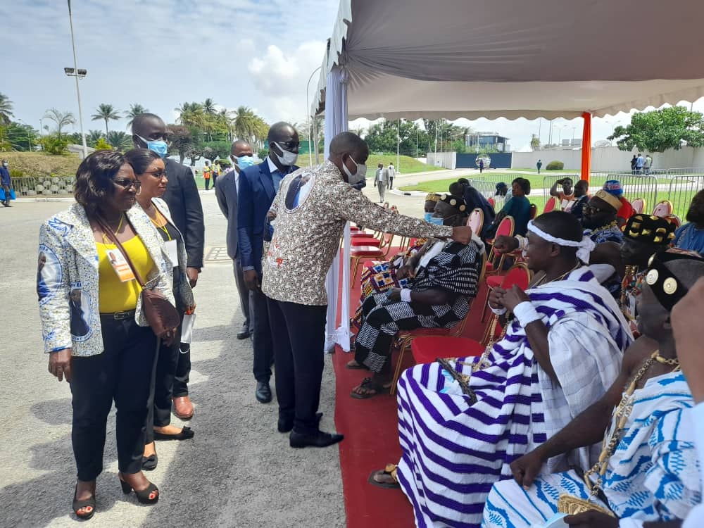Justin Katina Koné saluant les têtes couronnées sous les bâches