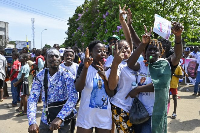 Des supporters de Laurent Gbagbo se réjouissent de son retour, jeudi 17 juin à Abidjan, près du siège de son parti. © Sia Kambou / AFP