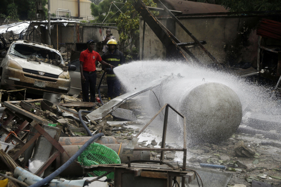 PHOTO SUNDAY ALAMBA, ASSOCIATED PRESS  Des pompiers utilisent un produit chimique pour arrêter la fuite de gaz qui a suivi une explosion dans le quartier central d’Ikeja, le 18 juin à Lagos