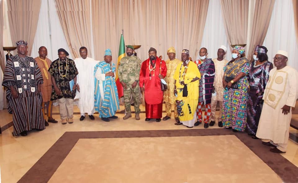 Le Président de la transition malienne Assimi Goïta et les chefs traditionnels africains Le Président de la transition malienne Assimi Goïta et les chefs traditionnels africains