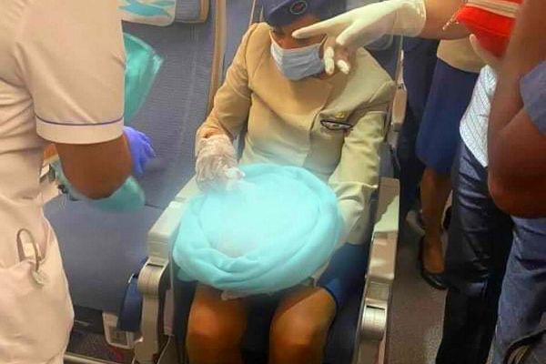 un nouveau-né retrouvé dans la poubelle des toilettes de l'avion d'Air Mauritius