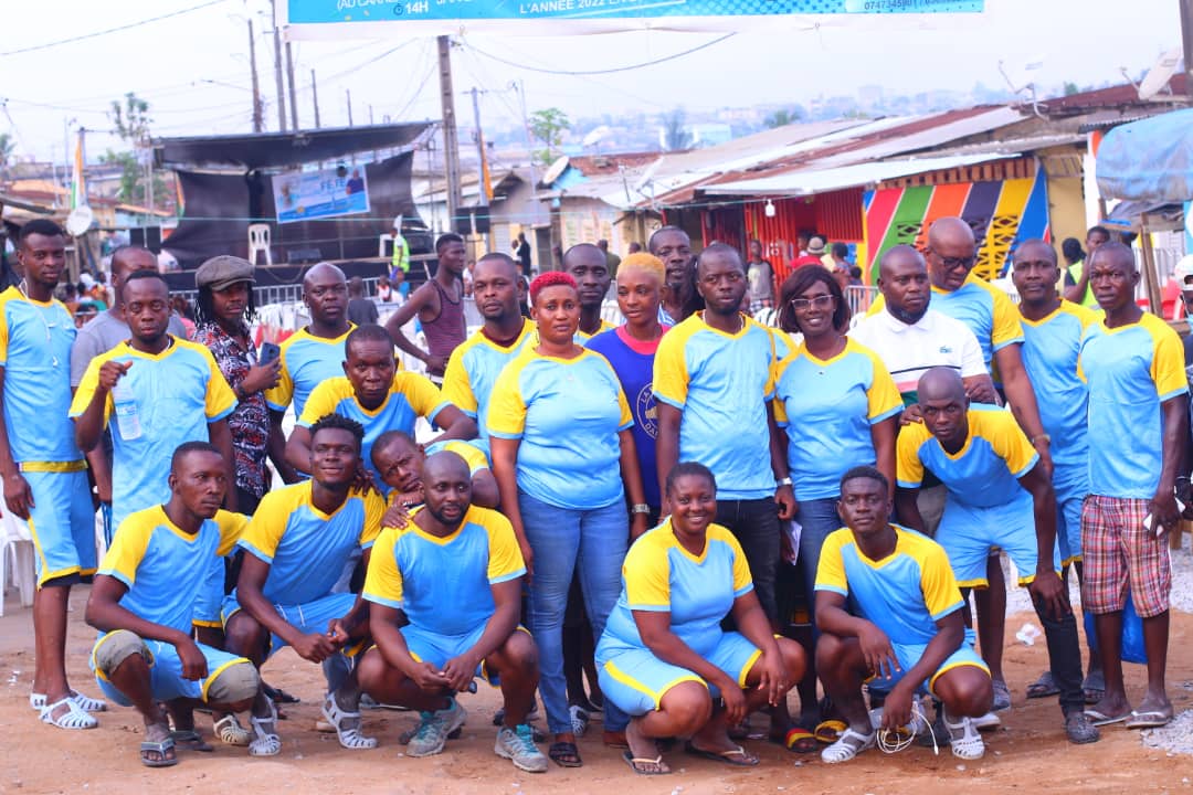 SOCIETE : les jeunes  de Locodjro dans la commune d’Attécoubé honorent Baba Danpullo  l’homme d’affaire camerounais.