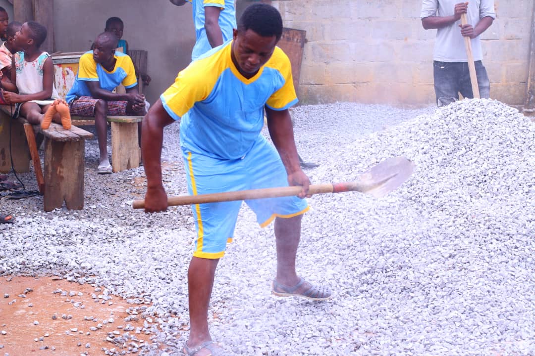 Jeune de Locodjro en plein travail manuel