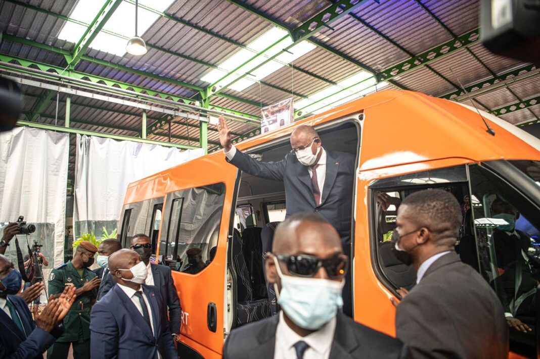 Le chef du Gouvernement testant en personne la fiabilité du véhicule "Made in Côte d'Ivoire"