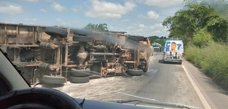 Ph:DR un camion fait une sortie de route Ph:DR un camion fait une sortie de route