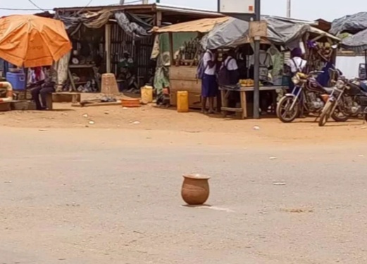 Faits Divers à Korhogo : Un mystérieux canari déposé en plein milieu de la route sème la panique