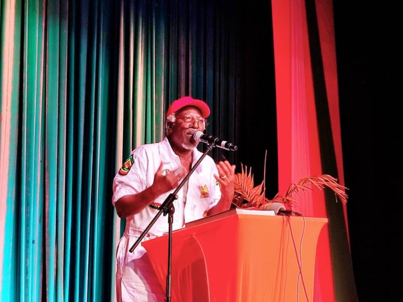 Littérature : Alpha Blondy l’artiste mythique reggae Ivoirien immortalisé à travers un livre mémoire. Littérature : Alpha Blondy l’artiste mythique reggae Ivoirien immortalisé à travers un livre mémoire.